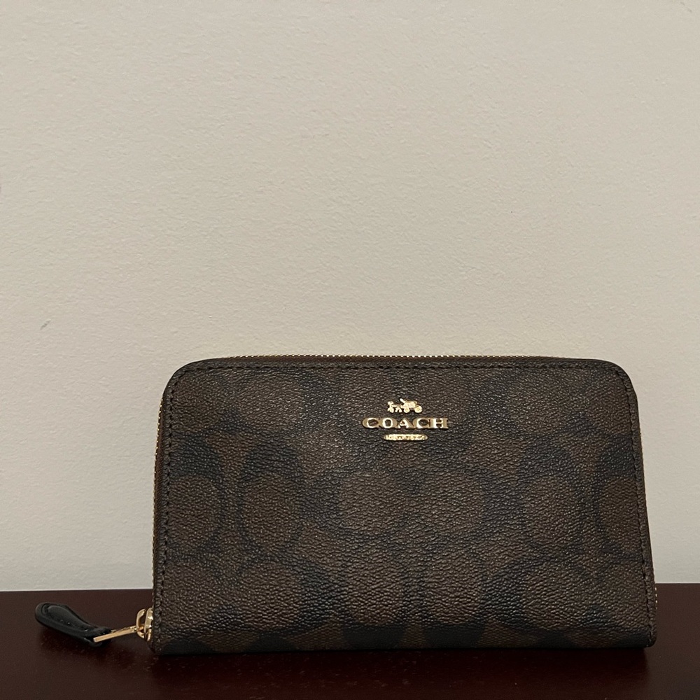 Coach medium ID zip wallet in signature canvas